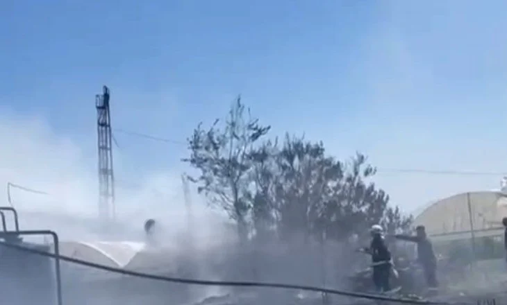Zjarr në një pus nafte në Kuçovë, era dhe temperaturat e larta favorizuan flakët