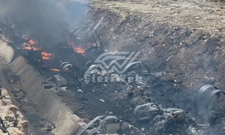 ZJARR NË SHEQISHTE, PATOS – FLAKËT PËRFSHIJNË TUBAT PLASTIKË GJATË PUNIMEVE TË BORDIT TË KULLIMIT