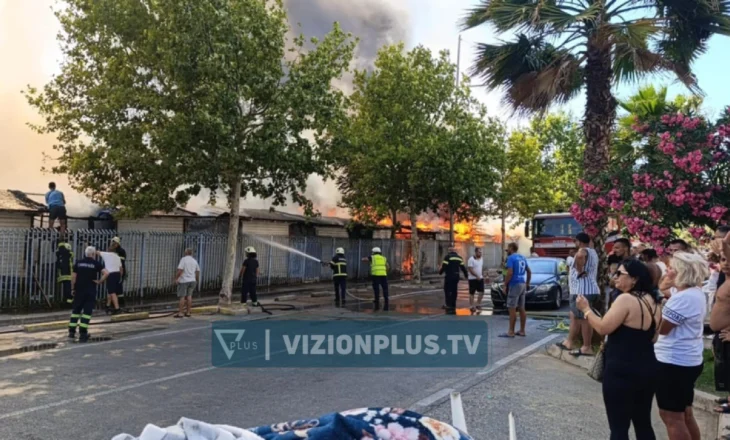 Zjarr në tregun ambulant në Durrës, flakët shkaktojnë dëme të mëdha materiale