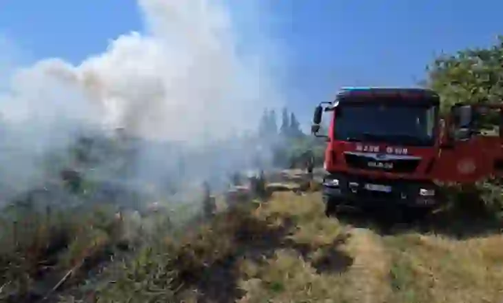 Zjarr në vendgrumbullimin e mbetjeve në Daullas të Fierit, flakët i afrohen varrezave të fshatit