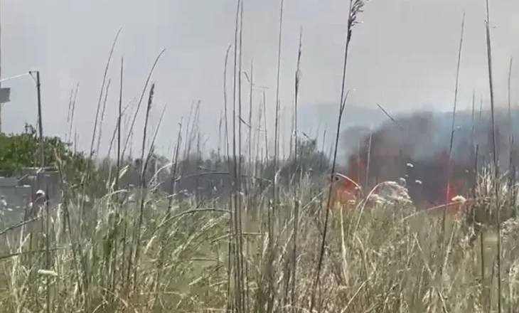 Zjarr në Zvërnec, flakët rrezikojnë dy banesa dhe një kishë pranë lagunës së Nartës