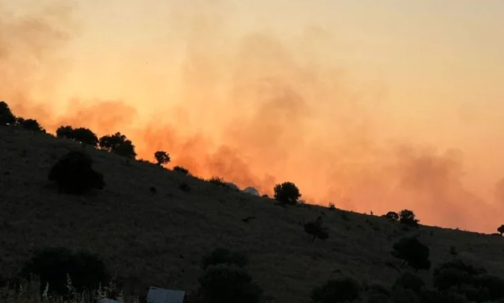 Zjarr pranë banesave dhe hoteleve në Ksamil