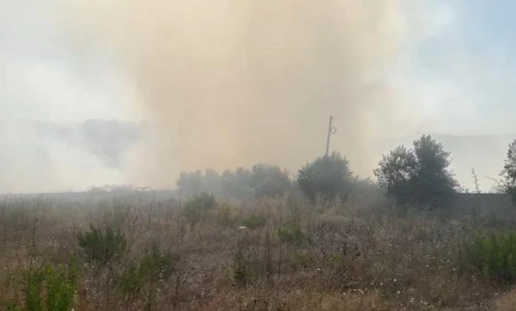 Zjarr pranë magazinave të Bashkisë Lezhë, tymi shqetëson banorët dhe qarkullimin në autostradën drejt Milotit