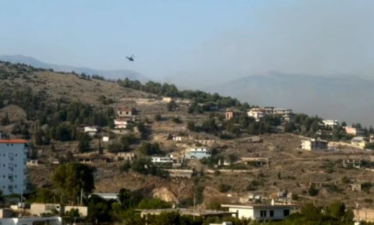 Zjarret në vend/ Helikopteri merr ujë nga deti për shuarjen e flakëve në Sarandë