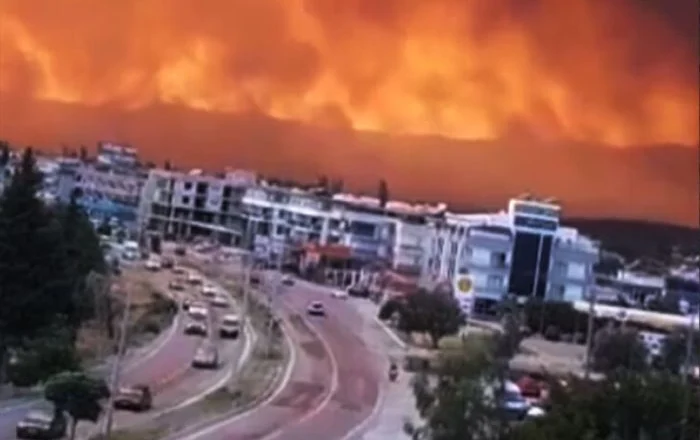 Zjarret përfshijnë Turqinë! Izmiri nën flakë, mbyllet aeroporti