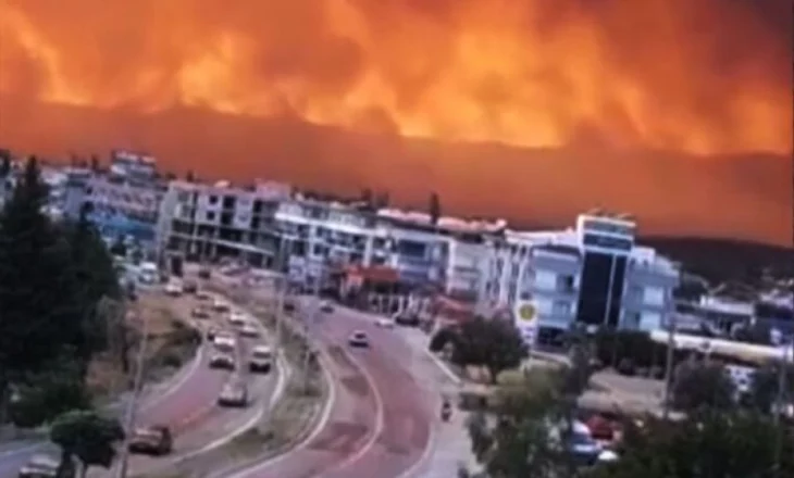 Zjarret përfshijnë Turqinë, Izmiri nën flakë, tymi arrin deri në Patmos! Mbyllet aeroporti