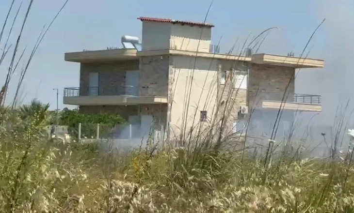 Zjarri në Zvërnec, flakët rrezikojnë banesat dhe kishën pranë lagunës së Nartës