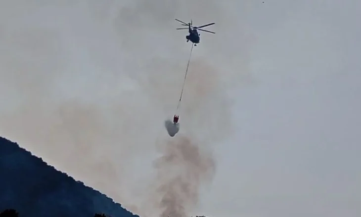 Zjarri përfshin kodrën në Llaman të Himarës, ndërhyn helikopteri