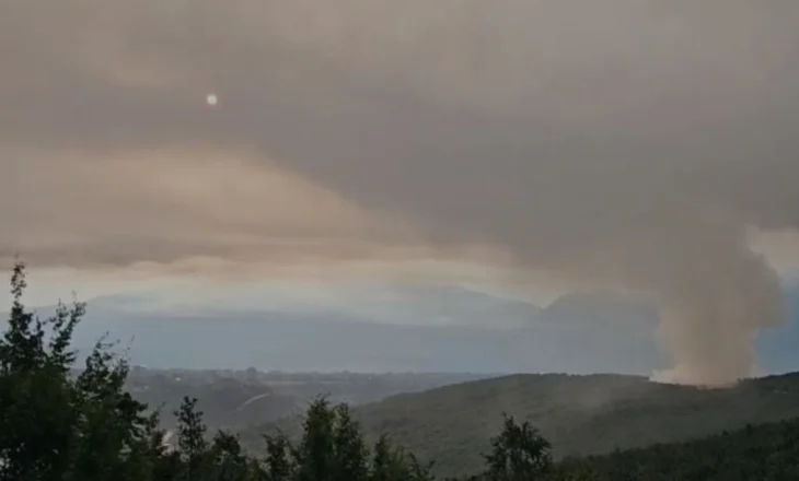 Zjarri përfshin vendgrumbullimin e mbetjeve në Kukës, tymi përhapet drejt qytetit dhe fshatrave përreth