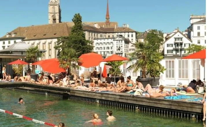 Zyrihu, kryeqyteti i bankave, çokollatës dhe orëve është qyteti më i lumtur në Evropë, thyen rekordin me resorte plazhi pa det
