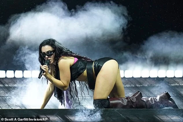 1 milion euro për një show me “autotune”? Charli XCX nxit reagime të forta pas Glastonbury-t