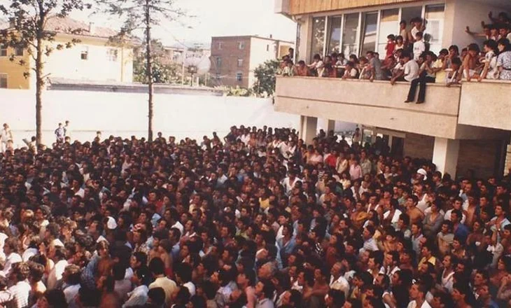 2 korrik 1990/ 35 vite nga hapja e ambasadave për shqiptarët, aty ku nisi fundit i regjimit komunist