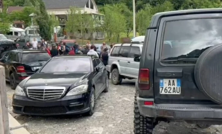 2 orë protestë në Theth! Pronarët kundër prishjes së bujtinave, përplasen me Policinë: Ku të mbytemi ne?!