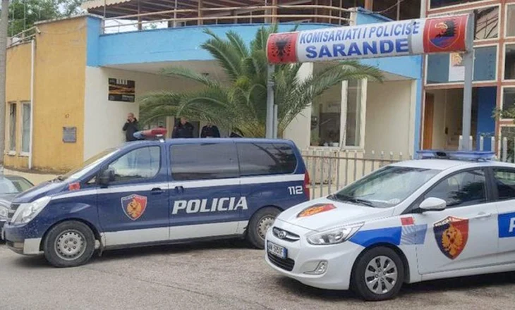 2 të rinjtë qëllohen me armë në Sarandë, dërgohen te Trauma, në kërkim 2 vëllezërit, gjendet çanta me pistoletë