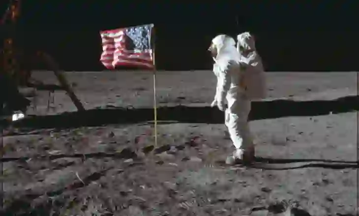 20 korrik, Armstrong dhe Aldrin të parët që ecën në hënë