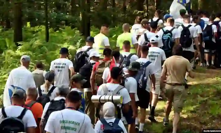 30-vjetori i masakrës/ Mijëra pjesëmarrës nisin Marshin e Paqes në kujtim të viktimave të Srebrenicës