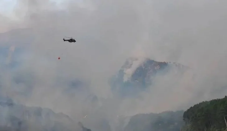 4 ditë zjarr në Dukat!/ Era mund ta çojë drejt Llogorasë, ndihmë edhe nga ajri për shuarjen e flakëve