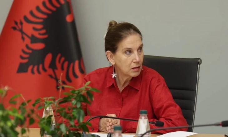 700 udhërrëfyes pajisen me certifikata pa afat