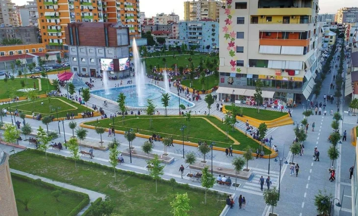 A do të ketë shkarkime në bashkinë e Fierit? Balluku takim me gjithë drejtorët