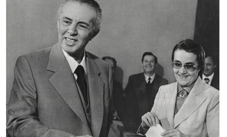 A e dini që Enver Hoxha tri herë tentoi ta ndryshonte Himnin e Flamurit/ Pse nuk ia doli?