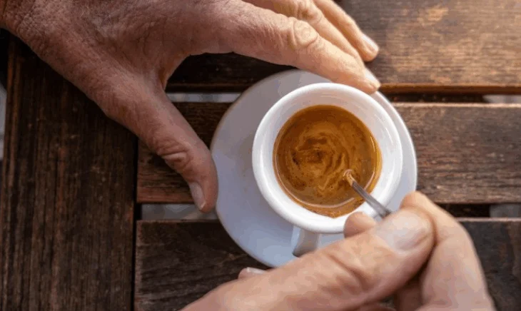 A është e sigurt të pini kafe gjatë verës?