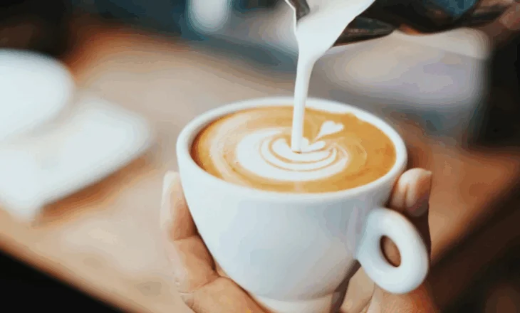 A është gabim që të konsumoni kafenë me stomakun bosh në mëngjes?