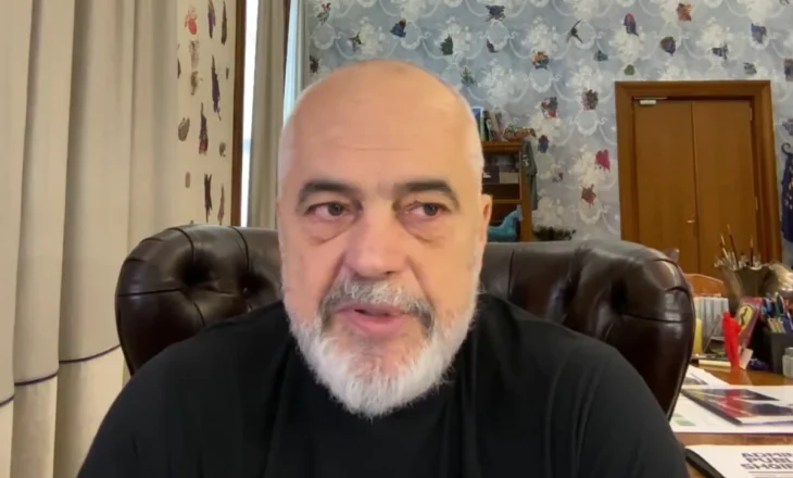 “Abuzive dhe skandaloze”- Rama thirrje për të liruar hapësirat publike rreth pallateve: Mos vendosni trarë për parkime