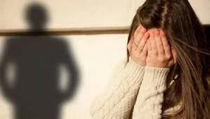 Abuzoi seksualisht me te bijën për vite me rradhë/ Momenti kur 36-vjeçari hyn në gjykatë (Foto)