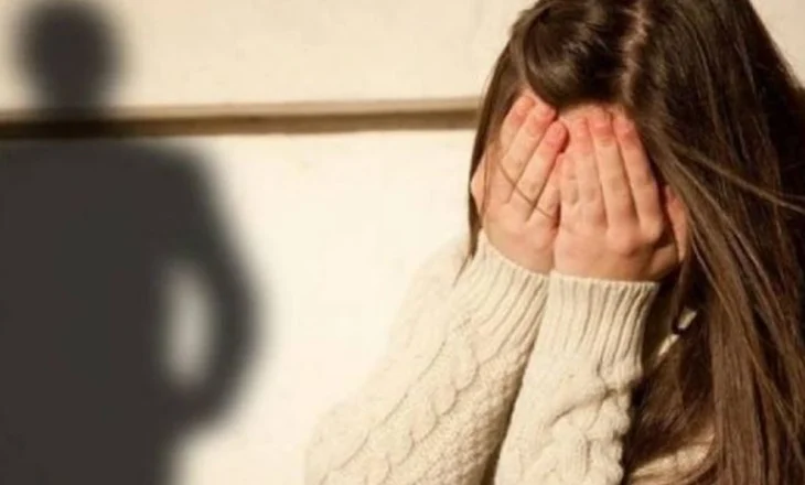 Abuzojnë me një 13-vjeçare, policia vë në pranga dy persona, në kërkim i treti