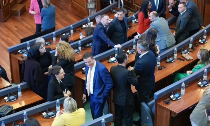 Afati i dhënë nga Kushtetuesja po “skadon”, Kuvendi i Kosovës sërish nuk konstituohet