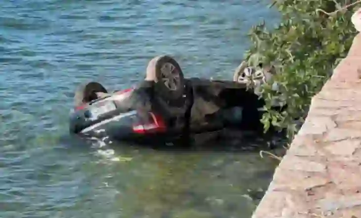 Aksident fatal në aksin Pogradec-Qafë Thanë/ Makina del nga rruga, dhe përfundon në liqen