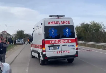 Aksident i dyfishtë në Elbasan, dy persona të plagosur rëndë