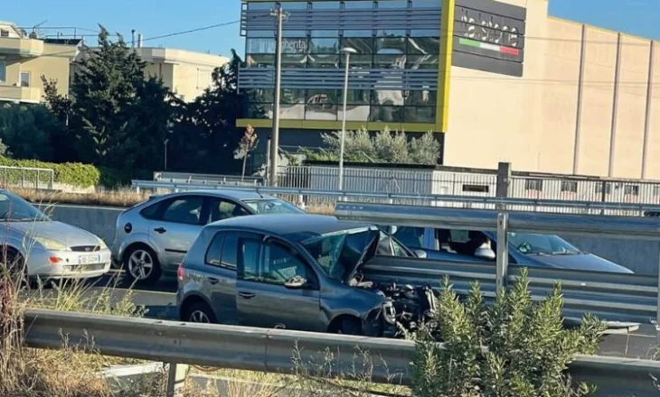 Aksident i frikshëm! Makina përplaset me trafikndarësen në autostradën Durrës-Tiranë