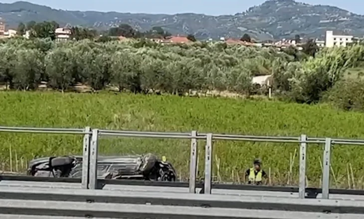 Aksident i frikshëm në autostradën Vlorë – Fier/ Automjetit i çahet goma dhe përfundon në kanal, një i plagosur rëndë
