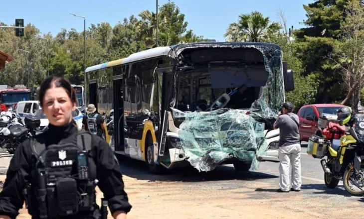 Aksident i rëndë, dy autobusë urbanë përplasen ‘kokë më kokë’, raportohet për  54 të plagosur