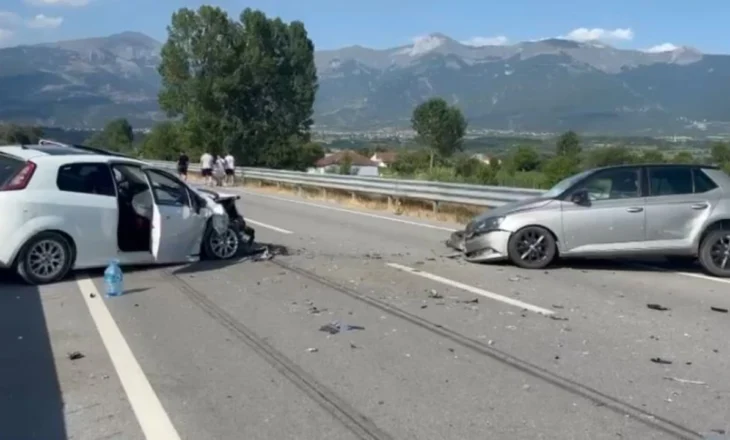 Aksident i rëndë në Bulqizë/ Përplasen dy makina, 4 të plagosur, tre prej tyre në gjendje të rëndë, nisen drejt Traumës