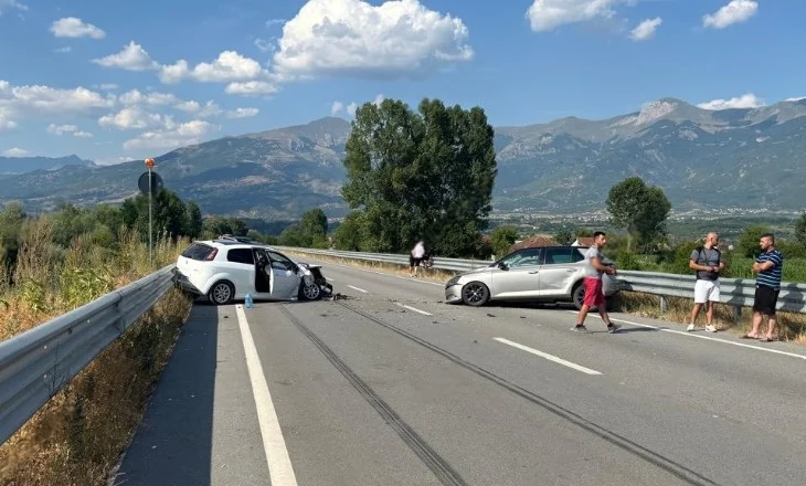 Aksident i rëndë në rrugën e Arbrit, dy mjete përplasen ‘kokë më kokë’ me njëra-tjetrën (Detajet)