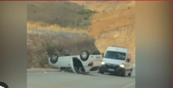 Aksident, makina kthehet përmbys në rrugën Kardhiq-Sarandë