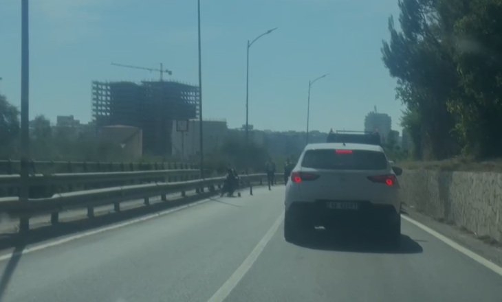 Aksident në aksin Lezhë Shëngjin! Humbi kontrollin mbi mjetin dhe u përplas me barrierat e rrugës, plagoset drejtuesi i motoçikletës