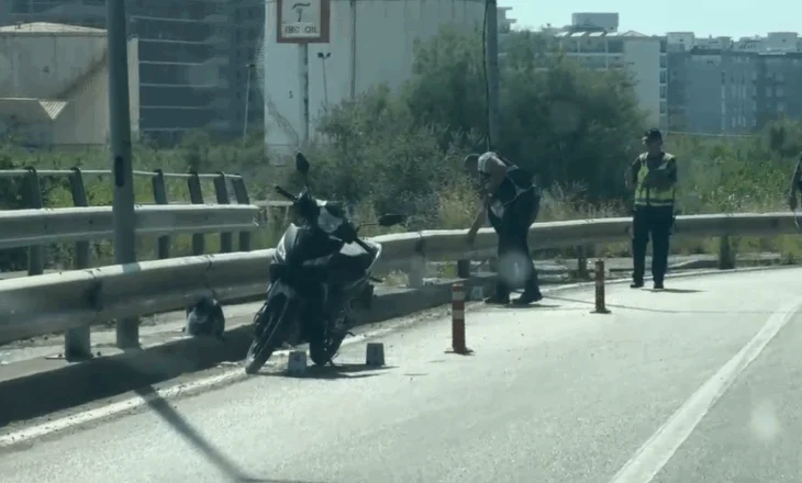 Aksident në aksin Lezhë-Shëngjin, motoçikleta përplaset me barrierat mbrojtëse