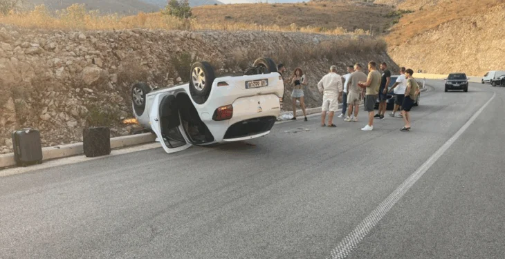 Aksident në aksin Skërficë-Sarandë, makina e turistes përmbyset në rrugë