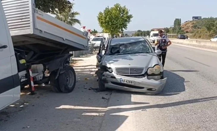 Aksident në autostradën Lushnjë-Rrogozhinë, Benzi përplas kamionçinën e parkuar anës rrugës. 2 të plagosur