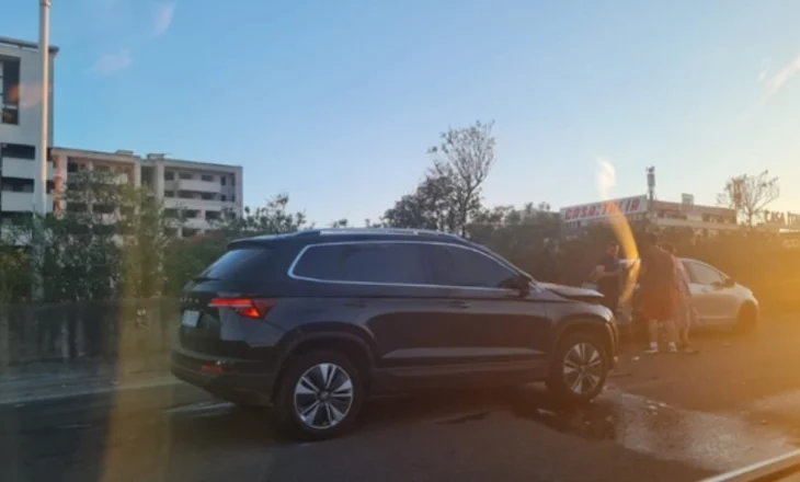 Aksident në dalje të Tiranës, qindra makina në pritje, lëvizja drejt Durrësit dhe Rinasit në kaos