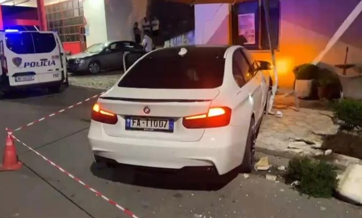 Aksident në Fushë-Arrëz/ Makina me shpejtësi të lartë përfundon në lokal, plagosen 3 gra, mes tyre pronarja