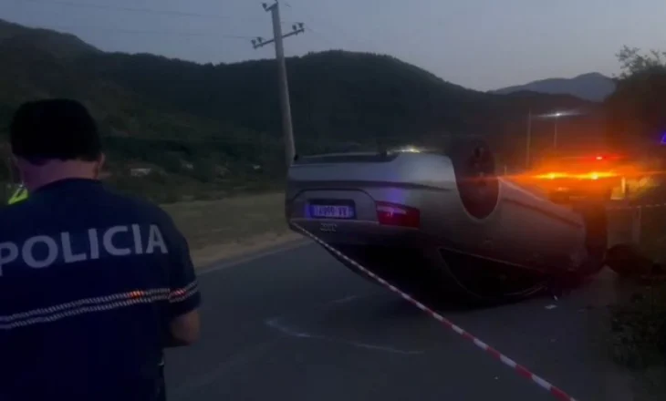 Aksident në hyrje të Fushë- Arrëzit/ Një automjet përmbyset në mes të rrugës, plagoset drejtuesi 18-vjeç
