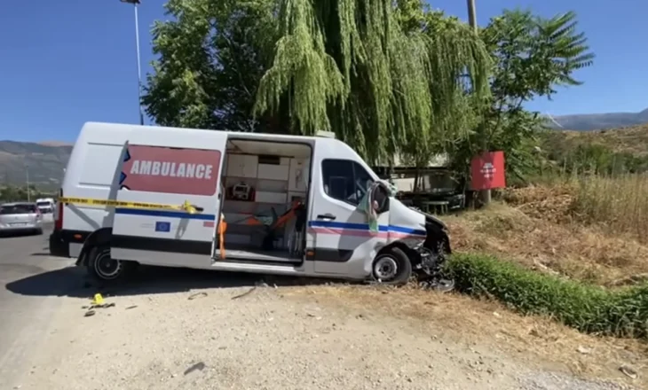 Aksident në kryqëzimin e urës së Kardhiqit, vetura përplaset me autoambulancën, plagosen tre persona