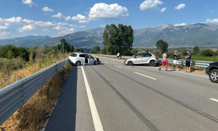 Aksident në Rrugën e Arbrit, përplasen ‘kokë më kokë’ dy automjete, detajet e para