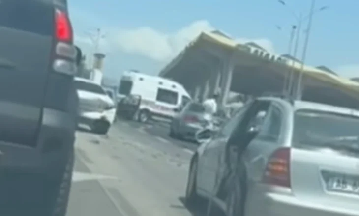 Aksident zinxhir në autostradën Lushnje–Fier, përplasen 6 automjete – Radha kilometrike deri në Vajkan