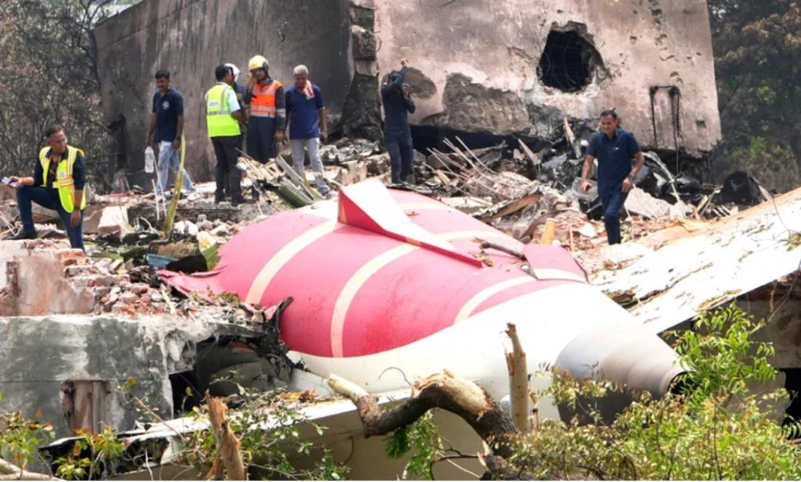 Aksidenti ajror me 260 viktima në indi, hetuesit: Jemi ende larg zbulimit të shkakut që solli rrëzimin e avionit