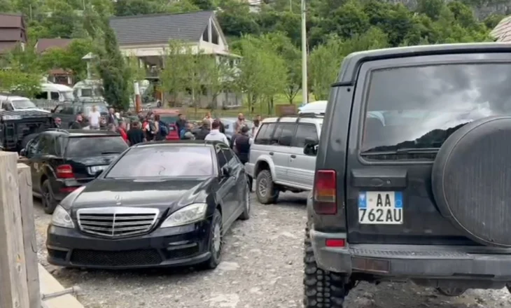 Aksioni i IKMT për prishjen e ndërtimeve pa leje, banorët e Thethit bllokojnë urën në hyrje të fshatit